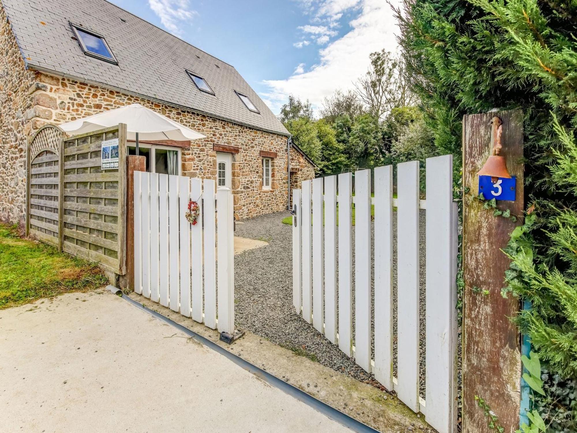 Holiday Home With Garden In Brainville Exterior foto